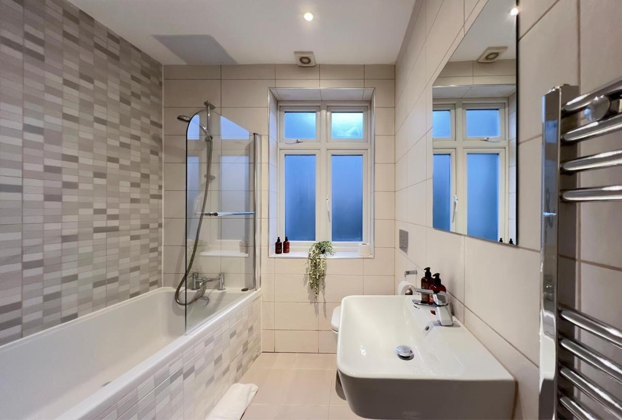 Prime Location Camden Luxury Apt Sleeps 6 런던 외부 사진